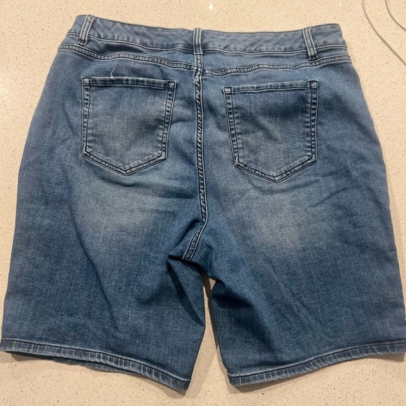 VENEZIA BY LANE BRYANT BERMUDA DENIM SHORTS - Picture 3 of 9